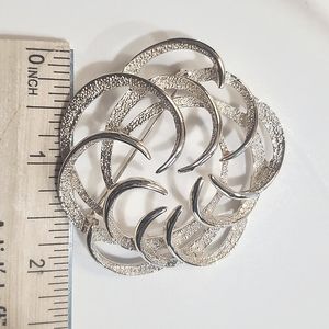 Sarah Coventry Large Tailored Swirl Open Flower Brooch in Silvertone scraf pin